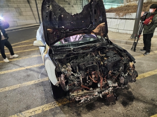 7일 오후 6시20분께 서울 남산3호터널 내 이태원 방향으로 주행하던 승용차에서 불이 났다. 사진은 화재로 앞부분이 소실된 차량 모습. 연합뉴스