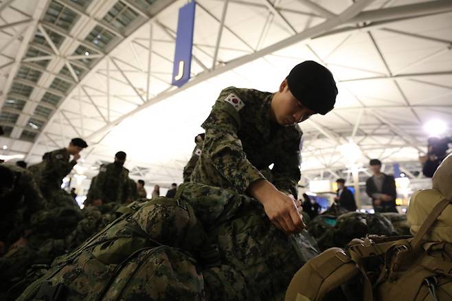튀르키예 지진 수색 및 구조를 위한 대한민국 긴급구호대에 파견된 특전사 장병들이 7일 인천국제공항에서 출국을 준비하고 있다.    뉴시스