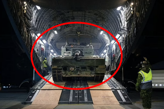 폴란드에 도착한 독일제 주력전차 레오파드2. 캐나다가 우크라이나에게 지원한 레오파드2는 폴란드를 거쳐 우크라이나 수도 키이우로 이동될 예정이다. 로이터 연합뉴스