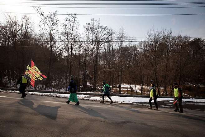 강원도 횡성군 원주공항 인근 길을 순례중인 설악산국립공원지키기국민행동 회원들. ⓒ시사IN 이명익
