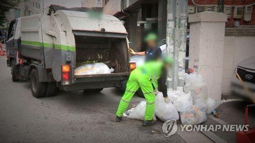 쓰레기 수거 [연합뉴스 자료사진]