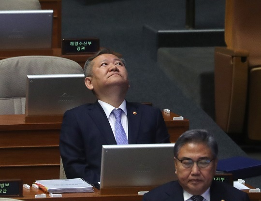지난 6일 서울 여의도 국회에서 열린 제403회국회(임시회) 제2차 본회의에서 이상민 행정안전부 장관이 고개를 들어 위를 바라보고 있다. 사진=뉴시스
