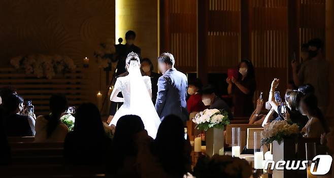 서울 시내의 한 대형 웨딩업체 웨딩홀에서 결혼식이 진행되고 있다. (사진은 기사 내용과 무관함) 2020.8.23/뉴스1 ⓒ News1 임세영 기자