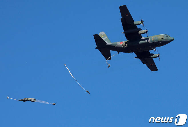 8일 일본 후나바시 나라시노 훈련장에서 미일 연합군사훈련 중 영국군 공군 병사들이 일본 자위대의 C-130C 항공기에서 공중 낙하하고 있다. ⓒ 로이터=뉴스1 ⓒ News1 권진영 기자