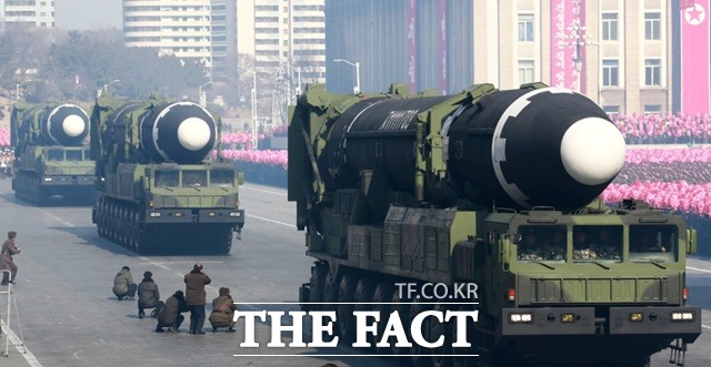 북한 지난 2018년 2월 평양에서 연 인민군 창건 70주년 열병식에서 '화성 15형'으로 보이는 장거리 탄도미사일과 이동식 발사차량이 움직이고 있다. /VOA