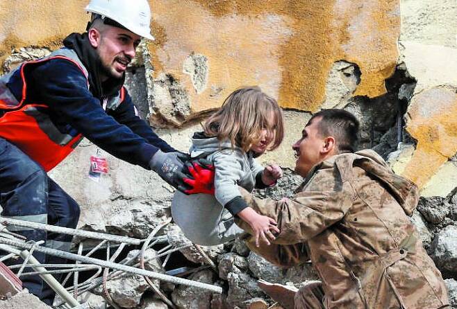 7일(현지 시각) 튀르키예 남부 하타이 지역의 무너진 건물 잔해에서 5세 소녀가 구조되고 있다. /로이터·뉴스1