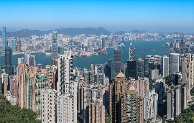 한국은 2022년에 홍콩을 넘어 세계 6위 수출국가가 됐다. 사진은 빅토리아 피크에서 내려다 본 홍콩 전경./시메온(2017년 12월 21일, 위키피디아)