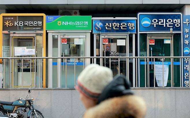 한국 기업들의 중동 진출은 장기간에 걸쳐 많은 자금이 필요하기 때문에 한국 금융회사들의 경쟁력을 높여야 하는 과제를 던져주고 있다. 지난 2월 5일 서울 시내 은행 현금인출기(ATM) 모습./연합뉴스