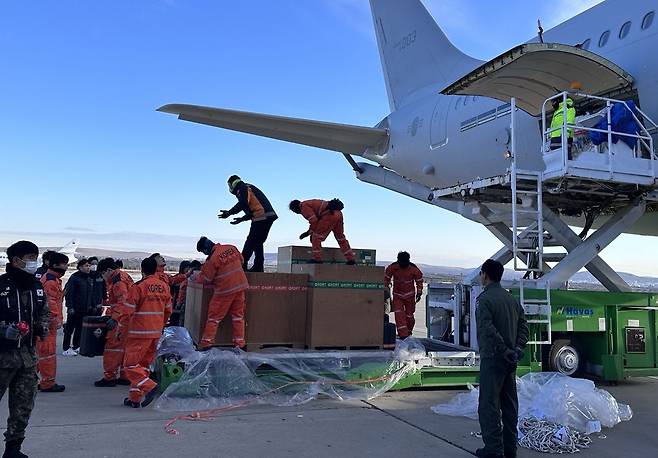 강진으로 피해를 입은 튀르키예에 급파한 대한민국 해외긴급구호대(KDRT)가 8일(현지시간) 오전 튀르키예 남동부 가지안테프 공항에 도착해 구호 장비를 내리고 있다. /뉴스1