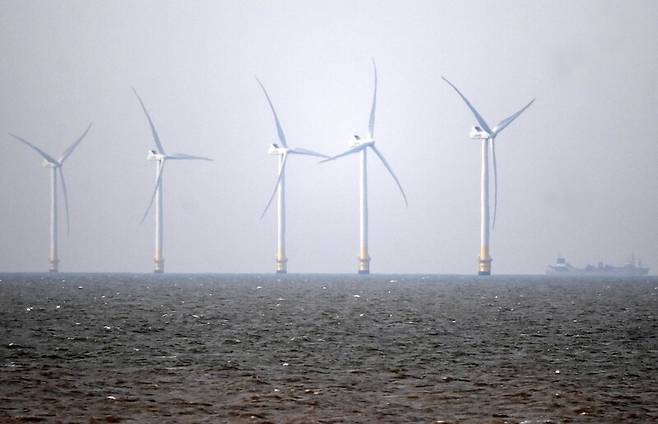 지난해 4월11일 영국 남부 휫츠테이블 베이 인근 해상의 풍력 발전기 모습. EPA 연합뉴스