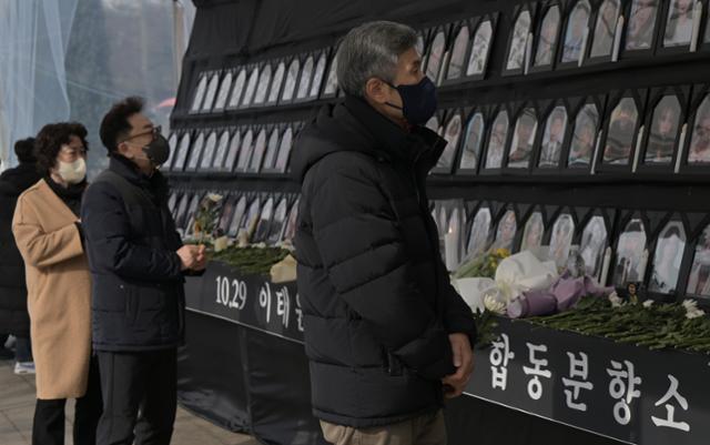 7일 서울광장 이태원 참사 추모 분향소를 찾은 시민들이 희생자들을 추모하고 있다. 하상윤 기자