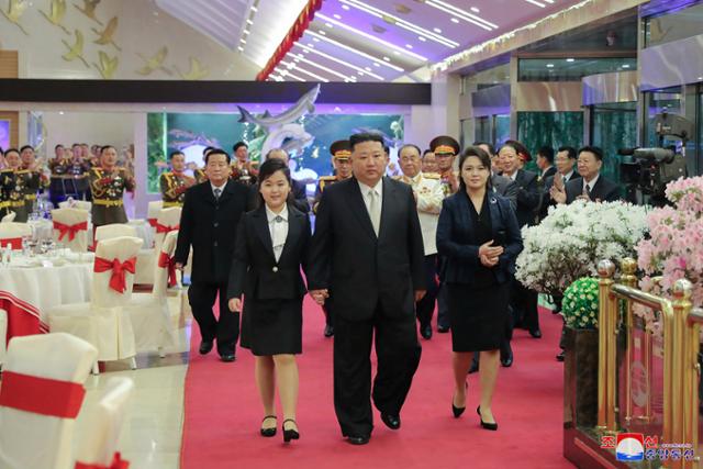 북한 조선중앙통신이 제공한 사진에 김정은(가운데) 국무위원장이 부인 리설주(오른쪽), 딸 주애와 함께 7일 조선인민군 창건(건군절) 75주년 기념 연회에 참석하고 있다. AP 뉴시스
