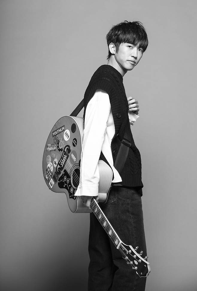 기타 하나 들고 이름 없이 나선 '30호 가수', 그에겐 이 '이름 없음'이 그의 음악을 위한 배수진이었다.