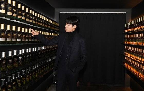위스키 소비층이 젊어지면서, 각 브랜드의 팝업이 열리는 등 마케팅도 활발하다. 지난 12월 9일부터 3일간 서울 성수동에서 열린 윈저 팝업 스토어에 참석한 배우 류준열. 사진 윈저글로벌