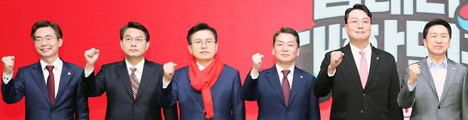 국민의힘 당권 주자들이 7일 서울 강서구 한 방송스튜디오에서 열린 제3차 전당대회 후보자 비전 발표회에서 기념촬영을 하고 있다. 왼쪽부터 조경태·윤상현·황교안·안철수·천하람·김기현 후보. 국회사진기자단