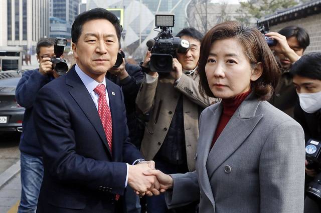 민의힘 김기현 당대표 후보, 나경원 전 의원이 7일 서울 중구 한 음식점에서 오찬 회동을 마치고 악수하고 있다. 뉴시스