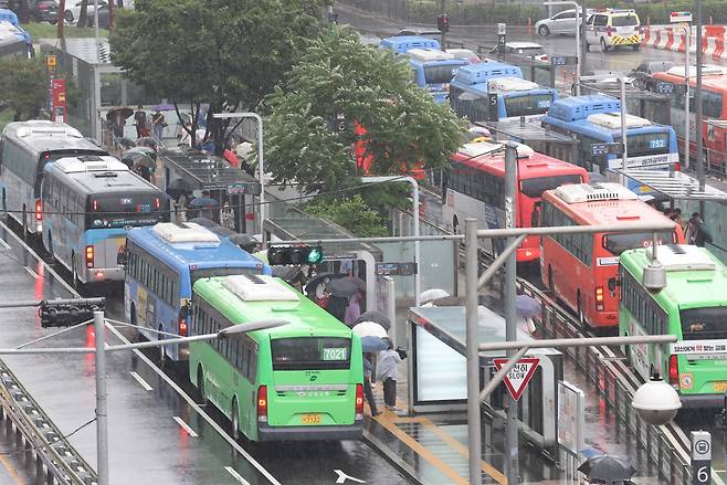 서울시 버스요금 체계가 지하철처럼 이용 거리를 기준으로 추가요금을 부과하는 방식으로 바뀐다. [헤럴드DB]