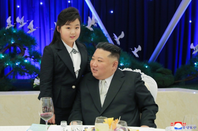 김정은 북한 국무위원장이 지난 7일 딸 김주애와 함께 건군절(2월8일) 75주년 기념연회에 참석했다고 조선중앙통신이 8일 보도했다. [연합]