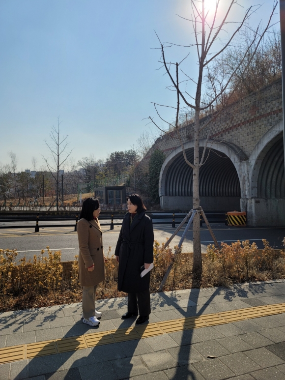 강일생태육교 현장 앞에서 전주혜 국회의원과 박춘선 시의원