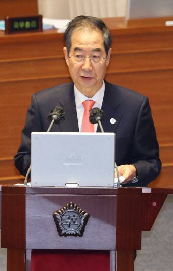 한덕수 국무총리가 8일 국회에서 열린 제403회 국회(임시회) 제4차 본회의 교육·사회·문화에 관한 질문에서 더불어민주당 김민석 의원의 질문에 답변하고 있다. (사진=연합뉴스)