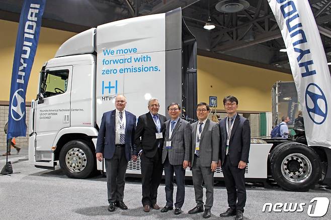 사진 왼쪽부터 프랭크 월락(Frank Wolak) 미 수소연료전지협회 회장, 모리 마코윗츠(Morry Markowitz) 미 수소연료전지협회 전 회장, 문재도 세계수소협회연합(GHIAA) 회장, 신승규 현대차 상무, 이옥헌 산업부 수소경제정책국장이 ‘2023 수소 및 연료전지세미나(HFCS)’에 전시된 북미형 엑시언트 수소전기트럭 트랙터 앞에서 기념 사진을 촬영하는 모습.(제공=현대자동차)ⓒ 뉴스1