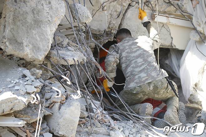 9일 (현지시간) 튀르키예 하타이주 안타키아의 지진 피해를 입은 한 마을에서 구조활동이 진행되고 있다. 2023.2.9/뉴스1 ⓒ News1 김도우 기자