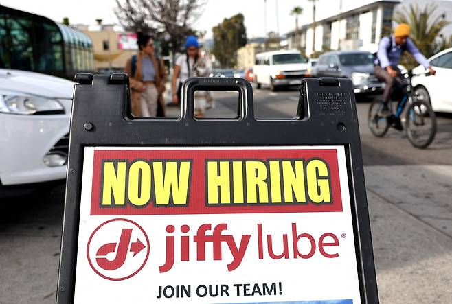 급격한 금리인상에도 미국 고용 호조가 이어지고 있다. 지난 2일 LA의 한 자동차 정비센터 앞에 '직원 구함' 입간판이 서 있다. /AFP연합