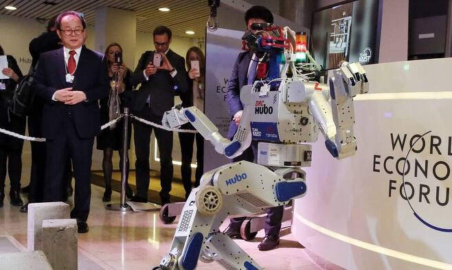 2016년 1월 스위스 다보스에서 열린 세계경제포럼(WEF) 연례회의에서 인간형 로봇 휴보(HUBO)를 개발한 오준호 당시 한국과학기술원(KAIST) 교수가 휴보의 시연을 설명하고 있다. REUTERS