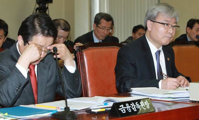 2012년 2월 론스타 ‘먹튀’와 관련해 국회에 출석한 김석동 금융위원장(오른쪽)과 권혁세 금융감독원장(왼쪽). 이정우 선임기자 woo@hani.co.kr