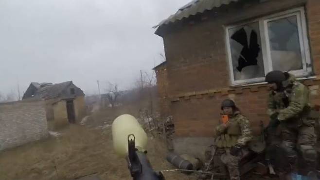 우크라이나 참모본부는  24지역방위군이 적을 향해 열압력 대전차 수류탄을 발사하고 총격을 가하는 영상을 공개했다. 출처 : @GalileoArms *재판매 및 DB 금지