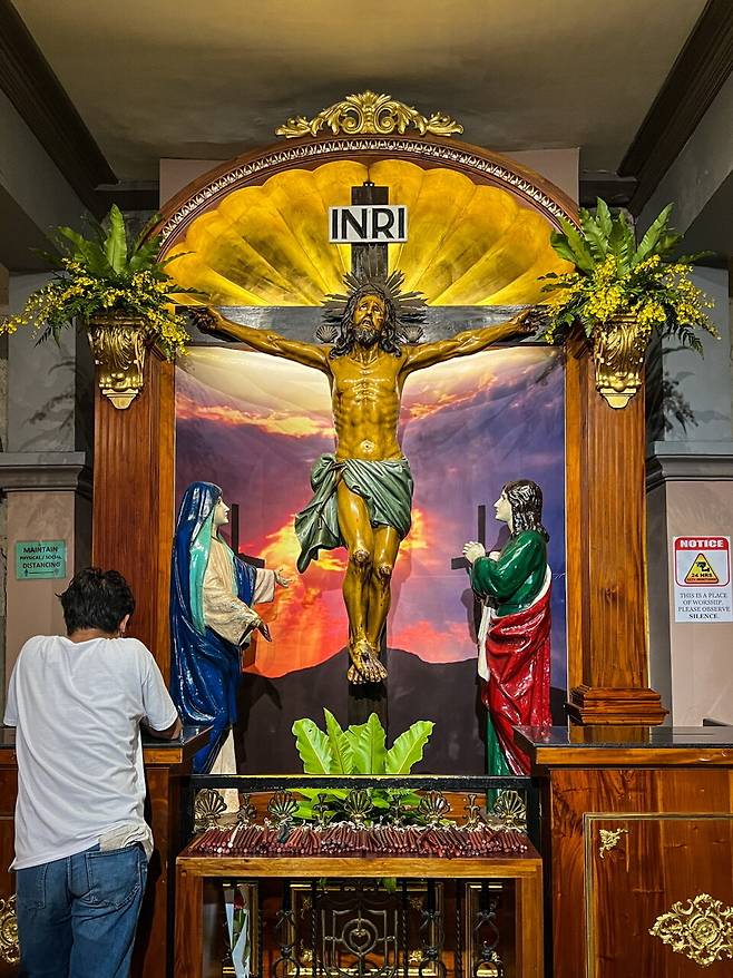 두 손을 모으고 기도하는 모습