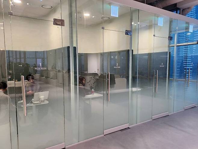 전화통화, 화상/음성회의를 조용히 진행할 수 있는 폰부스 (출처=IT동아)