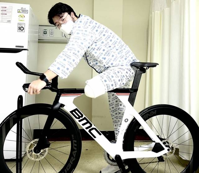 박찬종씨가 지난해 12월 19일 듀애슬론 출전을 위해 장만한 새 자전거와 함께 찍은 사진. 사진과 함께 "내가 의족이 없지, 의지가 없냐" 는 글을 적어 올렸다. 박찬종씨 SNS 캡처