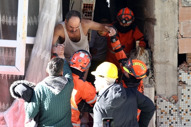 9일 오전(현지시간) 튀르키예 하타이 안타키아 일대에서 한국긴급구호대(KDRT) 대원들이 지진으로 무너진 건물 속에 갇혀 있던 마흐무트 씨를 구출하고 있다. 연합뉴스