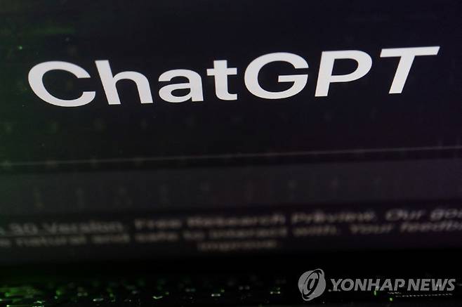 A keyboard is seen reflected on a computer screen displaying the website of ChatGPT, an AI chatbot from OpenAI, in this illustration picture taken February 8, 2023. REUTERS/Florence Lo/Illustration 연합뉴스