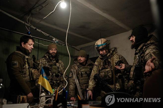 지난 9일 동부 바흐무트에서 작전회의 공간에서 우크라이나 군인들이 모여있는 모습 [AFP 연합뉴스 자료사진. 재판매 및 DB 금지]