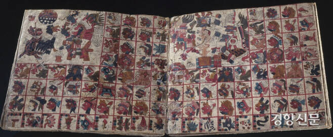 ‘토날라마틀’(달력)은 멕시코 원주민인 아즈텍인들의 별자리와 점성술을 상징하는 그림을 13개 용설란 껍질에 그려넣은 문서이다.|멕시코 인류학역사연구소 소장