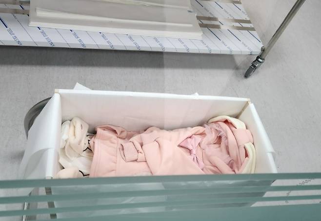자그마한 아이의 관 안에, 꼬까옷이 얹혀 있다./사진=대아협