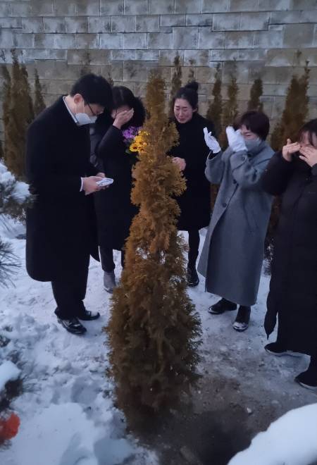 이젠 정말 보내줘야 할 때. 두 손에 품으니 아직 따스해서, 또 너무 작아서, 마지막으로 안아줄 때 눈물이 많이 나왔다. 다 같은 마음이었다. 기도하는 기자(맨 왼쪽)와 눈물 흘리는 대아협 회원들과 공혜정 대표(오른쪽에서 두 번째)./사진=대아협
