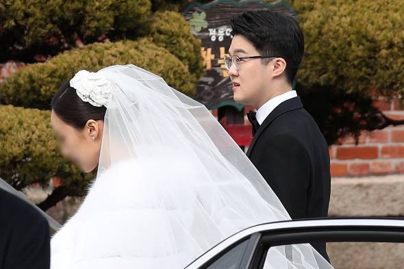 정몽규 HDC그룹 회장의 장남 정준선 카이스트 교수가 11일 오후 서울 중구 정동제일교회에 신부와 함께 도착해 결혼식장으로 향하고 있다. /사진=뉴스1