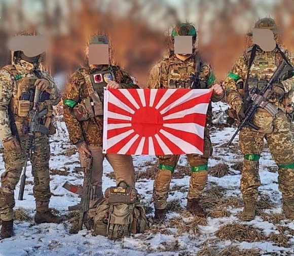 ‘살로’라는 예명으로 활동하는 일본인 국제의용군은 지난 9일(현지시간) 자신의 소셜네트워크서비스(SNS)에 “우크라이나의 일본팀”이라는 글과 함께 일본인 참전용사들의 사진을 게시했다. 사진 속 일본인 참전용사들은 눈 내린 우크라이나 전장에서 ‘전범기’를 펄럭이고 있었다. 2023.2.9 트위터