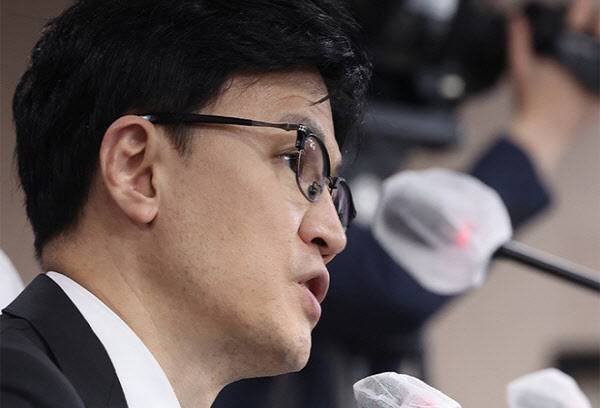 한동훈 법무부 장관이 지난 1월 26일 서울 세종로 정부서울청사에서 새해 업무보고 내용을 브리핑한 후 ‘한국형 제시카법’과 관련한 기자의 질문에 답하고 있다. (사진=연합뉴스)