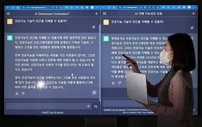 13일 서울 서초구 전자신문 본사에서 본지 기자가 오픈AI의 챗GPT(무료버전)와 챗GPT 플러스(유료버전)를 비교·분석하고 있다. 본지 취재 결과 챗GPT 플러스는 응답 속도와 답변 내용 등이 일부 개선됐으나 유료 모델 정착을 위해 지속적인 서비스 개선이 필요한 것으로 파악됐다. 김민수기자 mskim@etnews.com