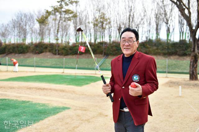 김광기 대구파크골프협회장이 지난 9일 대구 북구 서변동 강변파크골프장에서 파크골프의 인기비결 등을 설명하고 있다. 류수현 기자