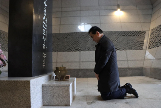 국민의힘 최고위원 후보인 태영호 의원이 12일 제주 4.3 평화공원을 찾아 무릎 꿇고 참배하고 있다. 태영호 의원 페이스북 캡처