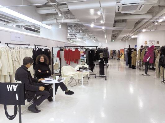 8일 서울 서초구에서 열린 ‘모드 인 프랑스 서울’ 트레이드쇼에 참가한 브랜드 관계자가 부스에서 상담을 하고 있다. 신주희 기자