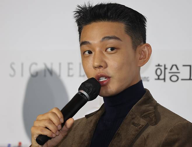 However, the three new films, which have been highly anticipated by audiences and viewers, are now unclear when and whether they will be released, due to actor Yoo Ah-ins Drug Scandal, who starred in the three films.According to multiple sources, actor Yoo Ah-in was investigated by the police on charges of taking Propofol and was banned from leaving the country on August 8.Yoo Ah-in was also tested positive for cannabis in the Feeling of Drugs, which was commissioned by the Bureau of Drug Crimes Susa of SeoulPolice.When Yoo Ah-ins Drug Scandal broke out, some of the public reacted suspiciously, referring to a movie in which Yoo Ah-in played a drug-crazed chaebol III.However, Drug is now deeply digging into our lives so that it can not be dismissed as the work of some entertainers whose privacy is disruptive.It means that it is time to be aware of whether Drug is approaching myself, my loved ones, and people close to me.B.I. was sentenced to three years in prison and four years of probation in the first trial in September 2021 for possession of LSD, a drug hallucinogen, and inhalation of cannabis around March 2016.B.I., who had been living for about a year and nine months since the withdrawal of the icon and the termination of the YG contract, has released his first single album in March 2021, before the trial of Drug administration and suspicion of purchase, And released nine regular, single, and mini albums to resume activities.Don Spike, who was named as a multi-entertainer in three areas, including the general music director of the 2018 PyeongChang Winter Olympic Games, broadcasters, and catering businessmen, was also arrested by the Police in a drug case three months after his marriage.Don Spike was arrested in September for possessing and administering methamphetamine, dubbed methamphetamine, at a hotel in Seoul, where he was sentenced to three years in prison and five years of probation in December, and is currently appealing at the prosecution.Rappers have had a number of marijuana charges.In March 2021, rapper Kilagram, who appeared in Season 5, 6, and 9 of Showtime Money, was arrested by the Police, who was reported to have a dried form of cannabis in his home kitchen, and was sentenced to one year in prison and two years in Probation I received The Judgment.In addition, rapper Oh-Nam was suspended from indictment on marijuana charges in 2020, C JAMM received two years of Probation on marijuana smoking charges in 2018, and idol group BTOB member Jung Il-hoon received three years of Probation on marijuana smoking charges in December 2021.Popular actor Ha Jung-woo, who has the title of the youngest 100 million audience actor, is also not free from Propofol charges.Ha Jung-woo made a reservation in his younger brothers name in February 2020 and took Propofol, and was investigated by the prosecution as a suspect in July of the same year on charges of violating the Drug Management Act and the Medical Real Name Act.In September 2021, Ha Jung-woo received a fine of 30 million won from The Judgment, and immediately resumed filming the Netflix drama Suriname.In fact, it is true that Drug feels like a story of some famous entertainers and hip-hop musicians who have a lot of dinner people.In fact, Drugs, widely known to the general public, are only about cannabis, methamphetamine, cocaine, and propofol, which are often seen in news, movies, and dramas.In recent years, however, new Drugs have been introduced and ruined peoples lives with deadly Addictedness.Fentanyl is a representative drug that is spreading rapidly in Korea in the 2020s.Fentanyl is a drug analgesic developed for patients with terminal cancer, complex site pain syndrome, and large surgical patients.But in other words, it is a drug that anyone can get from a pharmacy with a doctors medical certificate, which means that the purchase process of the troublesome and difficult Drug is extremely short.The bigger problem is that fentanyl, a drug-induced analgesic with rapid Addicted and hallucinatory symptoms, is spreading rapidly among teenagers.In fact, adolescents who are addicted to fentanyl share how to prescribe fentanyl through messengers or hospitals that easily prescribe fentanyl. If fentanyl is available, they do not mind away to a remote area.Of course, there are people and groups who sell fentanyl at prices 10 times higher than the actual price.It is also a big problem that the types of drugs are getting more diverse and the age of use of drugs is getting lower, but the fact that the way of selling drugs is getting trickier is also a part of the difficulty of Police and prosecutors DrugSusa.In recent years, drug buyers have authenticated themselves online and ordered drugs from administrators.Having identified the buyer, the manager has a subordinate (or organization) called a draper secretly deliver the Drug to a specific location (this is called throwing in their own jargon).If the buyer pays the manager and recovers the Drug thrown by the Draper at a certain time, the buyer can purchase the desired Drug non-face-to-face without meeting the Draper and the manager directly.Even if the person who purchased and used the drug is caught by the police, the buyer can not know the information of the manager or the general manager.Of course, the punishment of the drug user is possible, but it means that it is very difficult to root out the Drug organization by finding the manager or the general manager through him.Not only when it was released, but also when Koreas remake of Believer was released in 2018, Korea had a strong image of Drug Cheong Jungkook.However, while the Koreans were taken by the word Jungkook and the alertness to Drug was released, Drug began to threaten our lives little by little.Now, with the prescription of a doctor, Korea has become a country vulnerable to drugs so that teenagers can buy drug analgesics at pharmacies.The government announced 20 key tasks for state affairs on July 7, including restoring the status of Drug Chung Jungkook as a social field, which means that the government is now taking the drug problem very seriously and seriously.But what is more important than the governments crackdown is our practice and awareness.If we all have a habit of staying away from Drugs with fatal Addictedness and severe hallucinations, Koreas Jungkook recovery will be even closer.