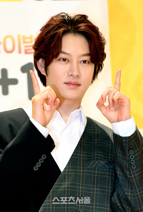 This is the story of Super Junior Kim Hee-chul, who recently made a scandal with Drinking Broadcasting.Kim Hee-chul received a strong criticism from fans and netizens on the 9th live broadcast of African TV BJ Choi on the 9th, expressing opinions on sensitive issues such as school violence, boycott of Japan, and specific site problems.As the wave continued, Kim Hee-chul left his right and wrong thoughts on his personal channel and apologized for showing harsh abuse and vulgar expressions and showing Naeronambul.However, I think that it is not wrong to look back at the school violence and the specific site, and it caused controversy again.Kim Hee-chuls Xiao Xin, who made a strong accusation against school violence, deserves respect.However, some Internet users pointed out that he was in charge of Wedding Ceremony hosted by Youtuber Sky, who was designated as a school violence attacker last October.Sky has been at the center of controversy over allegations of school violence and allegations that he had been abusing his mall staff in the past.I sincerely apologize to all those who were hurt by my actions and words when I was a child. Although Sky apologized, criticism of the netizens is getting stronger in that it does not match Kim Hee-chuls remarks.The bigger problem is disrespect to the fans.Kim Hee-chul was disappointed by the fact that he did not attend the main stage of the closing ceremony of the 2018 Jakarta - Palembang Asian Games in Jakarta, Indonesia in 2018, to attend Chois birthday party.At that time, the popularity of Super Junior was no less than the current BTS, and the president of Indonesia, Joko Widodo, said that the number of Super Junior fans would exceed 10 million in Indonesia alone.Therefore, in the diplomatic circle, the word  ⁇   ⁇   ⁇   ⁇  was openly circulated.In a situation where most Super Junior fans tolerate Kim Hee-chuls absence due to the aftermath of a traffic accident in 2006, the remarks were disappointing not only for domestic fans who supported his Xiao Xin but also for overseas fans waiting for him.In addition to Kim Hee-chul, Lee Seung-gi, who is about to marry his lover Lee Da-in during a tough dispute with his agency Hook Entertainment, was also hit by  ⁇ Xiao Xin ⁇ .Lee Seung-gi said that in December last year, Hook Entertainment will donate the rest of the 5 billion won that was unilaterally deposited, excluding the amount of lawsuits, and that the value of someones sweat should not be used unfairly for someones greed.I thought this was the best mission I could do, Xiao Xin said.However, some netizens pointed out that Lee Seung-gis prospective father-in-law and mother-in-law, Lee Hong-heon and Kyeon Mi-ri, were involved in the stock price manipulation in 2016.At that time, Lee received a fine of 2.5 billion won in four years in prison in 2018 for falsely disclosing favorable factors such as Hong Kong-based capital investing in the companys paid-in capital increase and pocketing billions of won in unfair profits by boosting stock prices, but was acquitted by an appeals court the following year.Kyeon Mi-ri, who was a major shareholder of the same company, was also rumored.Although it is a small number of opinions, some netizens said that they should think about the bloodshed of the victims.Lee Seung-gi and Kyeon Mi-ri have not responded to the criticism of the netizens.