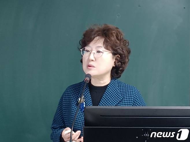 전남대학교 생활복지학과 이정화 교수가 15일 광주시 서구와 KT(대표이사 구현모)가 추진한 'AI 스피커 기반 케어서비스'에 대한 연구보고서를 발표하고 있다. ⓒ News1 박영래 기자