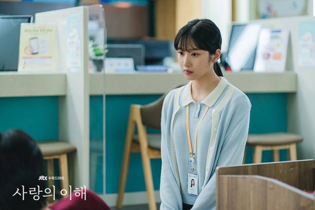 문가영은 드라마 '사랑의 이해'에서 수영(문가영)의 표정을 숨기는 데 주력했다. 참는 데 익숙한 캐릭터의 내면을 살리고 싶어서다. SLL 제공